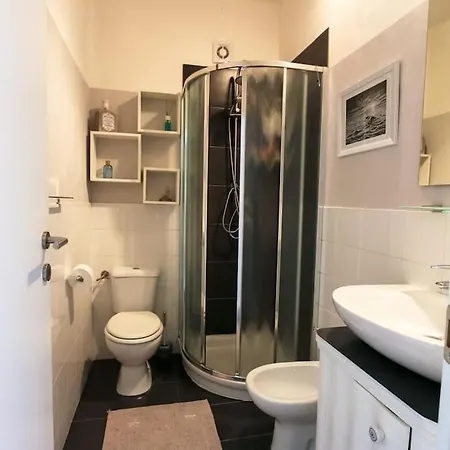 Relaxing Modern With Private Bathroom Apartment *