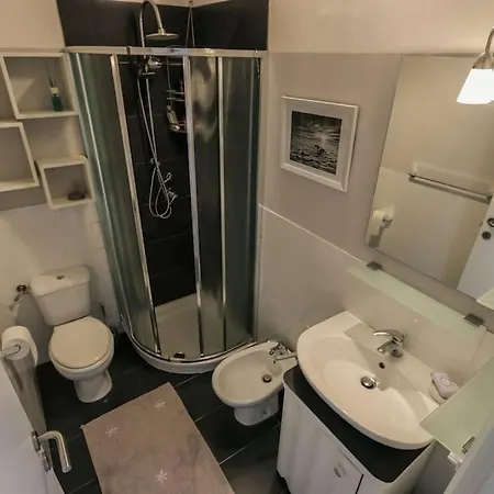 Relaxing Modern With Private Bathroom Apartment *