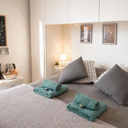 Private With Independent Entrance, 5 Min Walk To Appartamento *